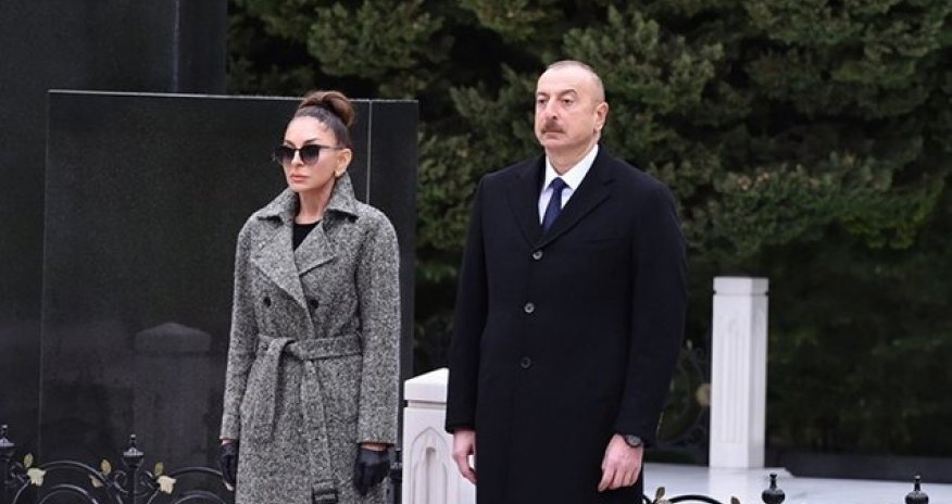 Prezidentlə xanımı Heydər Əliyevin məzarını ziyarət etdi