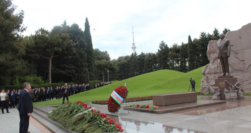 Ambassador of Ukraine honors memory of Azerbaijan's national leader