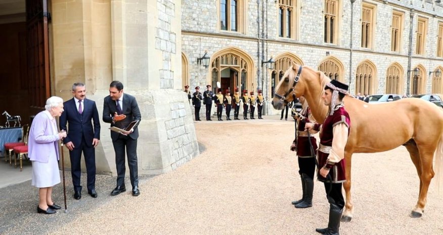 İlham Əliyev Kraliça II Elizabetə at hədiyyə göndərdi- FOTO
