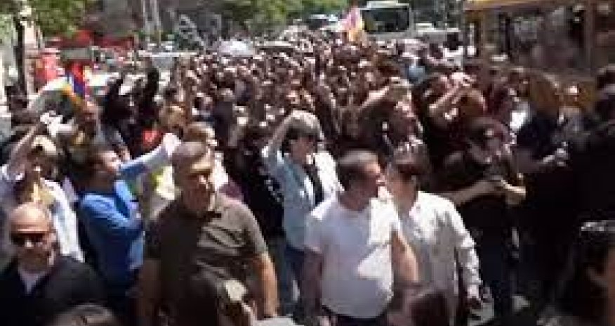 Yerevanda müxalifət metronun işini iflic edib, 200-dən çox adam saxlanılıb