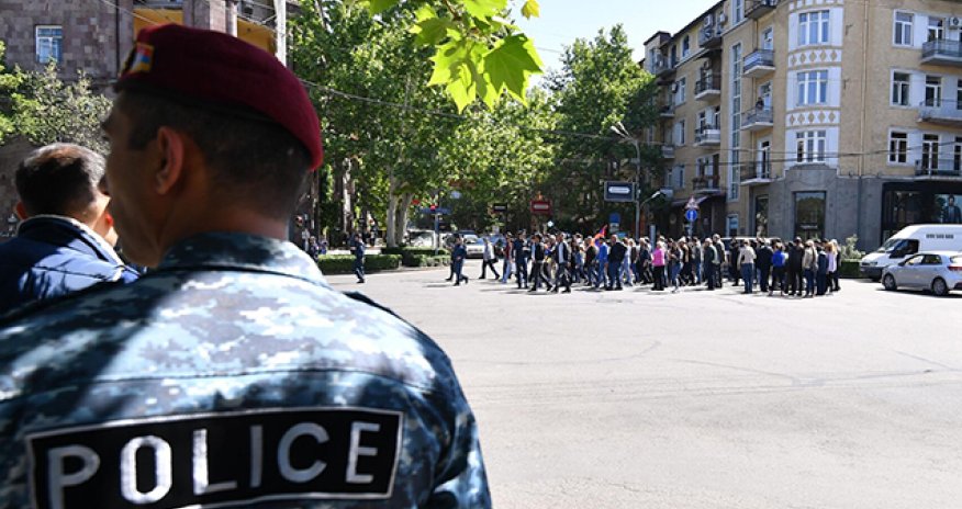 Ermənistanda etirazçılar Gürcüstana gedən yolu bağladılar
