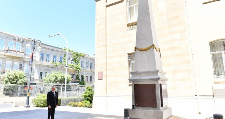 İlham Əliyev AXC şərəfinə ucaldılmış abidəni ziyarət edib