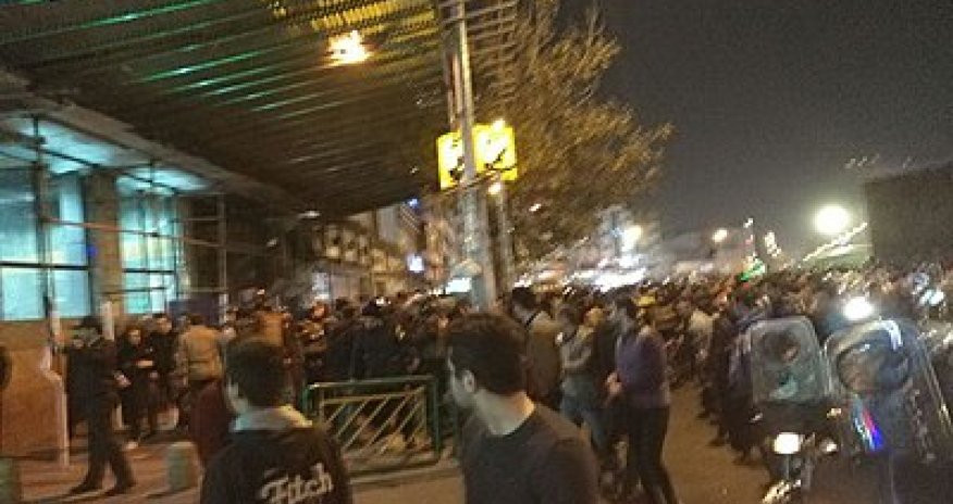 İranda polis vətəndaşları döyür- VİDEO