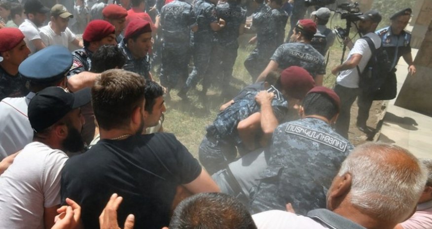 Ermənistanda etiraz aksiyalarında zorakılıq halları artıb