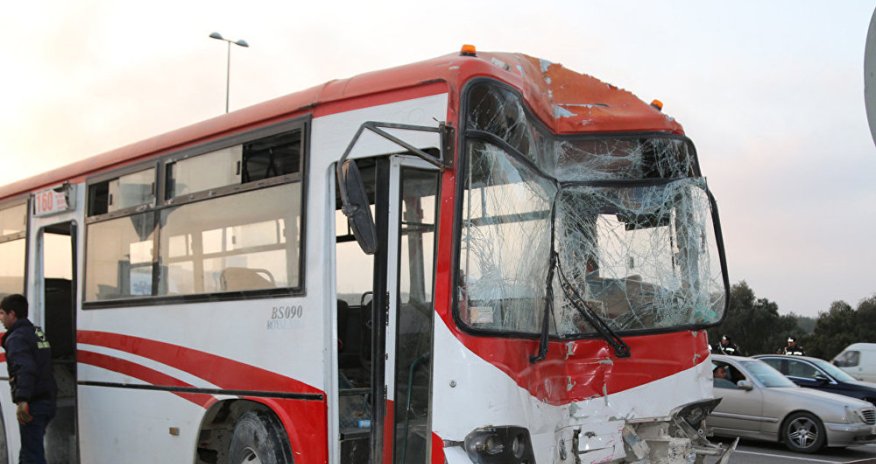 Bakıda avtobus qəza törətdi - Xəsarət alanlar var