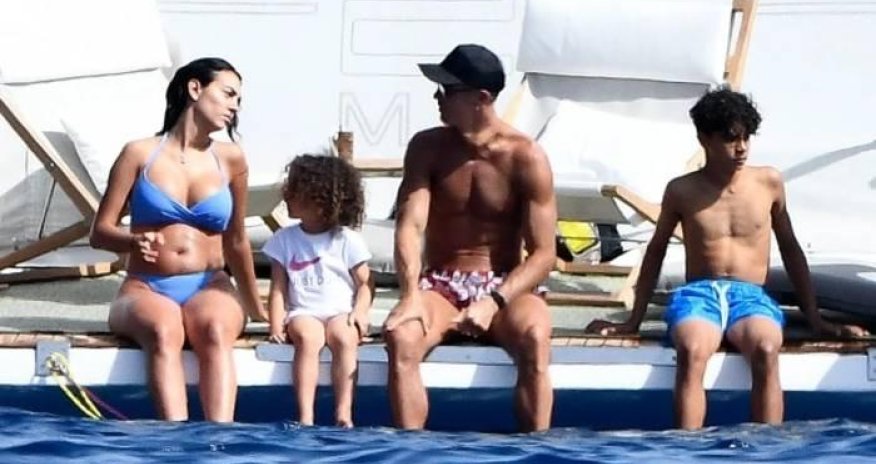 Kriştiano Ronaldo belə istirahət edir - FOTOLAR