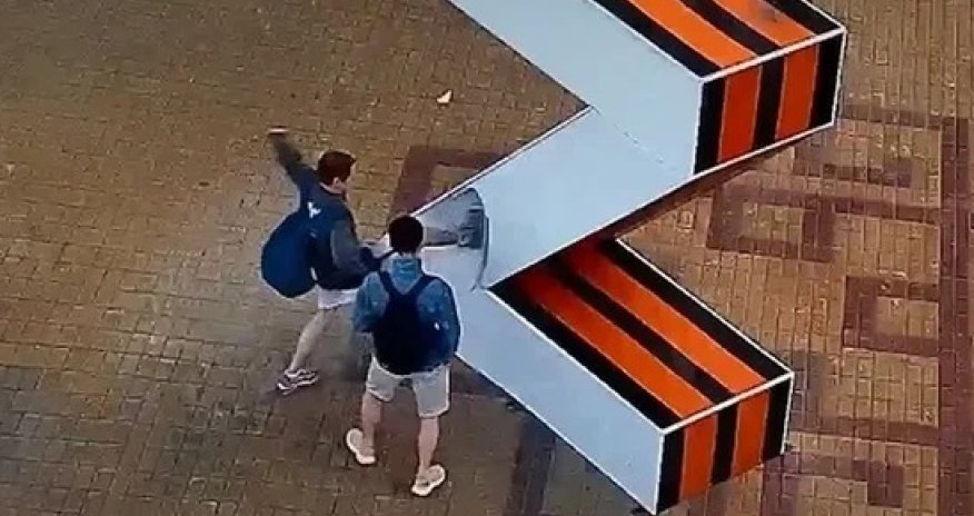 Rusiyada Z hərfini sındıran iki gənc SAXLANILDI