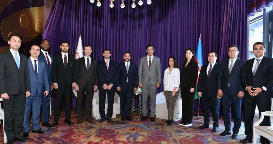 Fərid Qayıbov İƏT-in Gənclər Forumunun prezidenti ilə görüşüb