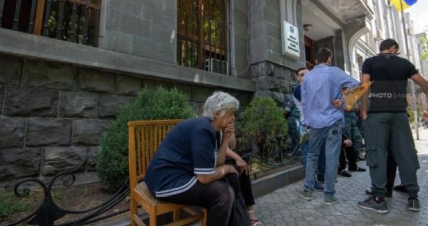 Ölən erməni hərbçilərin ailələri yenidən aksiya keçirir