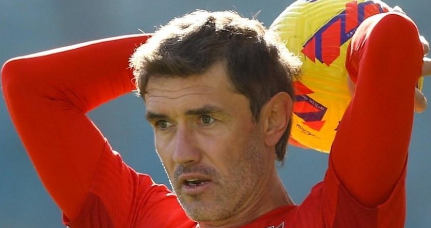 Tanınmış futbolçu karyerasını bitirir