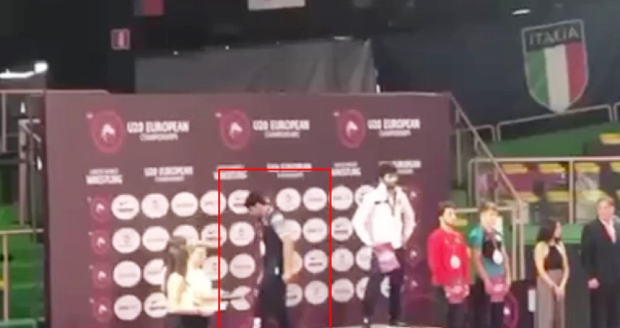 Ermənistan himninə görə kürsünü tərk edən güləşçimizin medalı alındı - Video