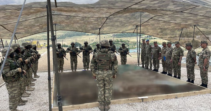 Müdafiə naziri Xocavənddə komandoların təlimini izlədi - VİDEO