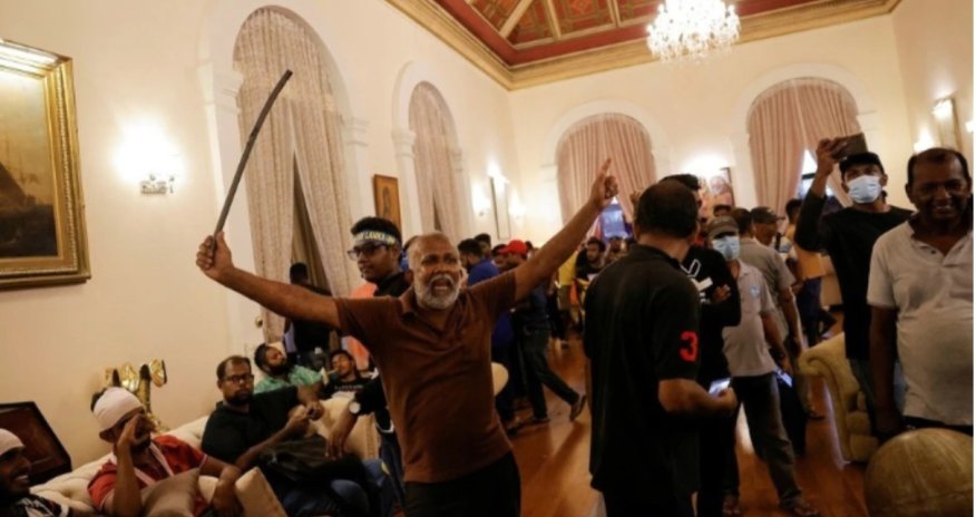 Şri-Lankada etirazçılar prezidentin villasında - 17,8 MİLYON RUPİ TAPIBLAR