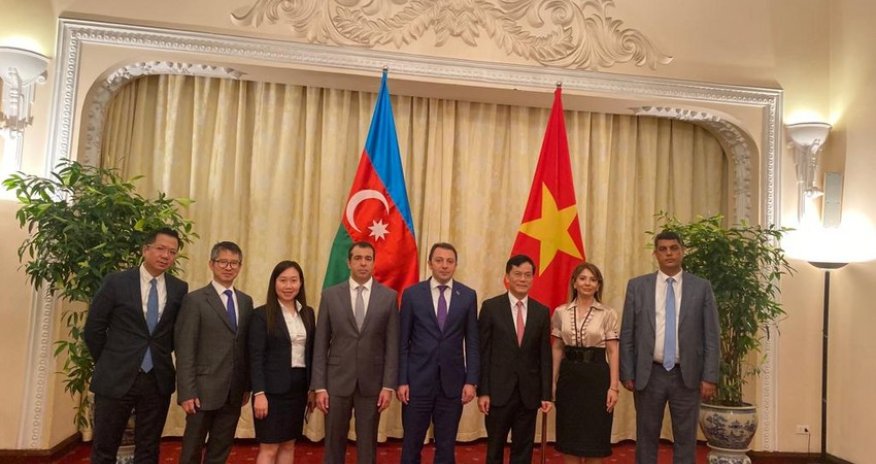 XİN başçısının müavini Vyetnamın xarici işlər naziri ilə görüşüb