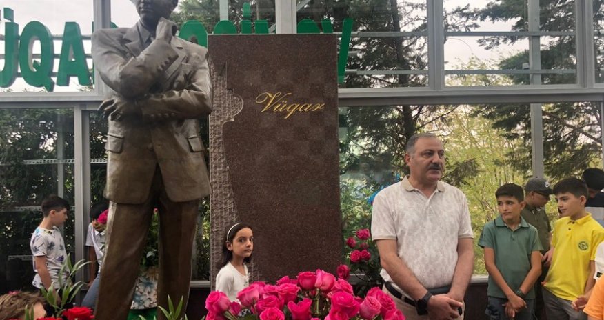 Vüqar Həşimovun məzarı ziyarət olunub