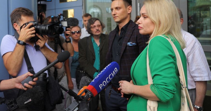 Müharibəyə etiraz edən rus jurnalistə ev həbsi verildi