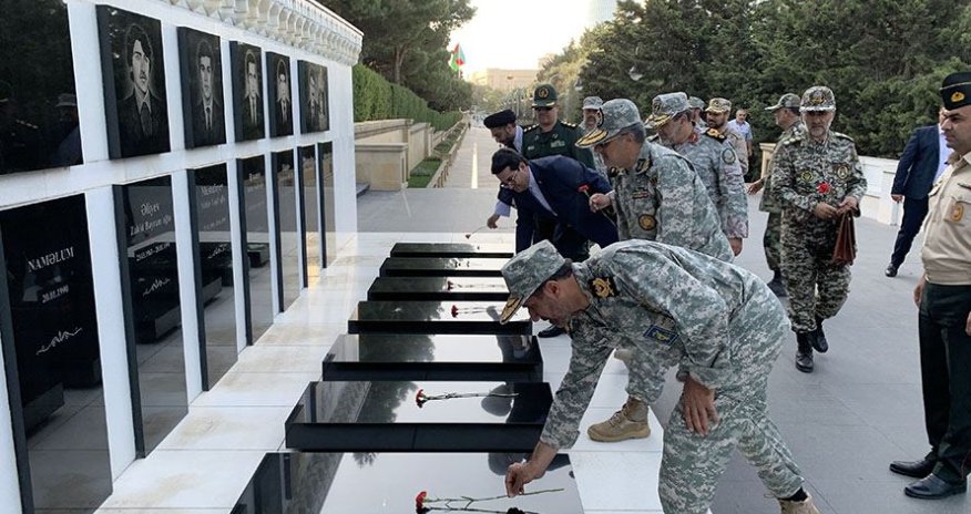 İran hərbçiləri Bakıda Şəhidlər xiyabanını ziyarət etdi