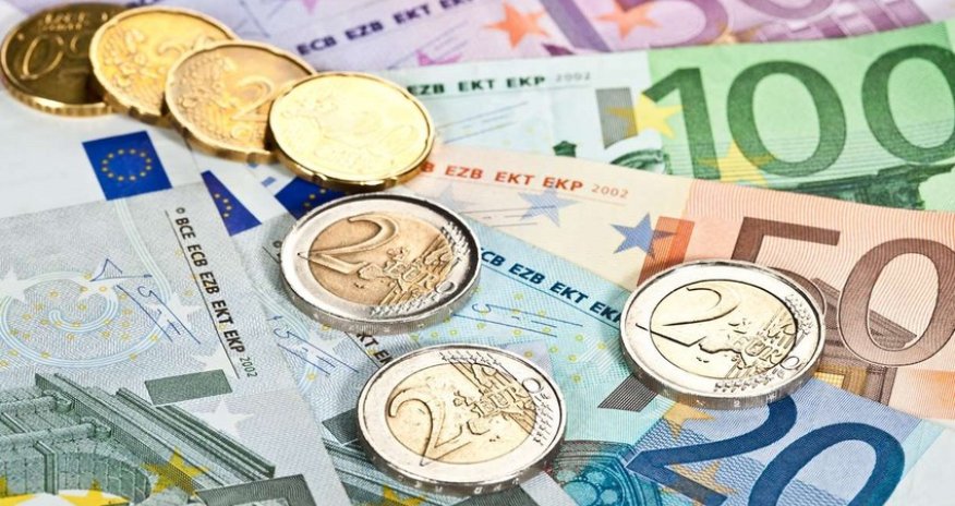 Euro drops below 2022 low