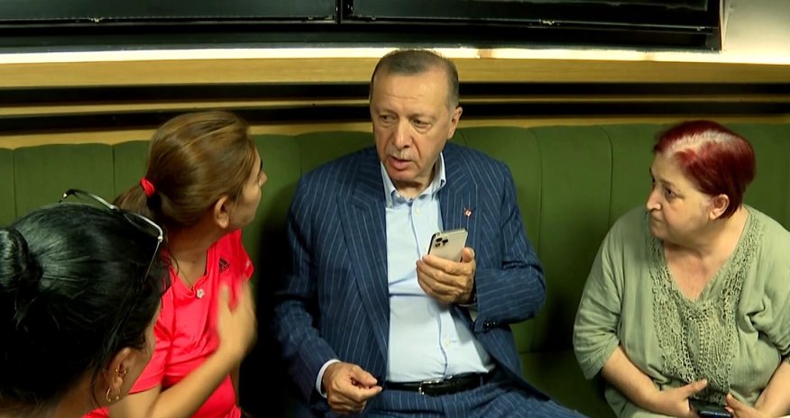 Ərdoğan kafedə vətəndaşlarla görüşdü