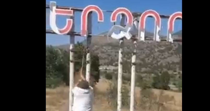 Laçının girişindəki o lövhə söküldü - VİDEO