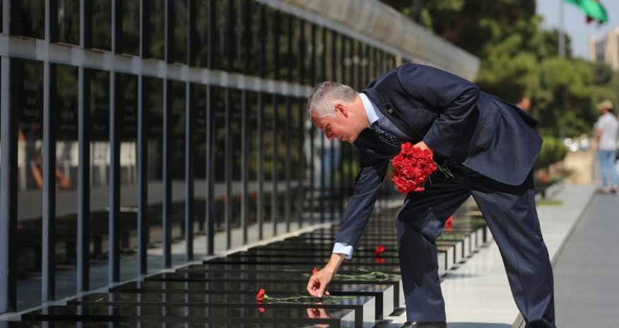 British ambassador visits Alley of Martyrs in Baku