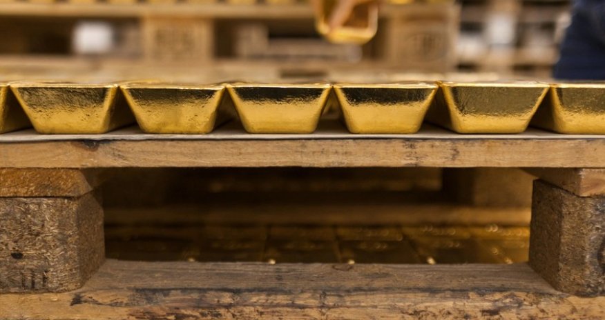 Gold prices rise slightly above $1,720