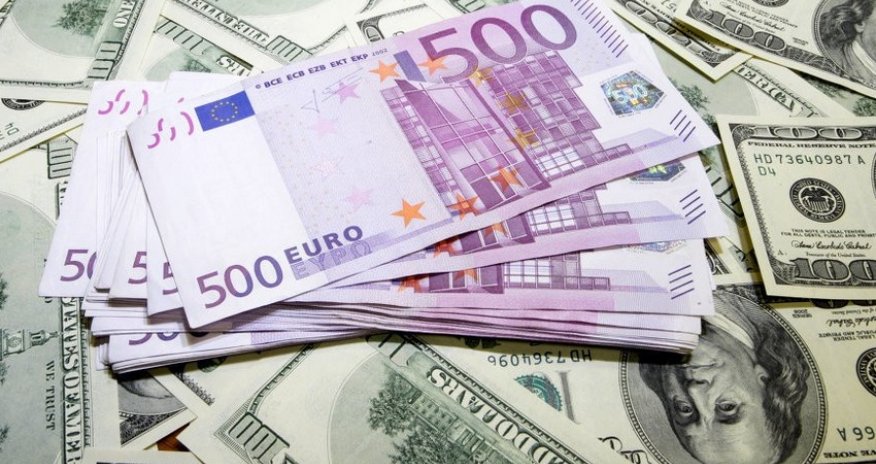 US dollar falls against euro