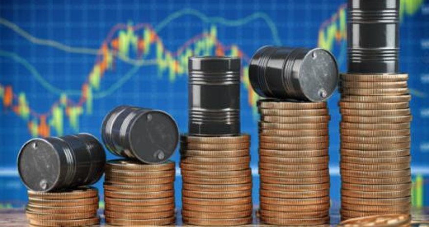 Нефть слабо дорожает после обвала накануне