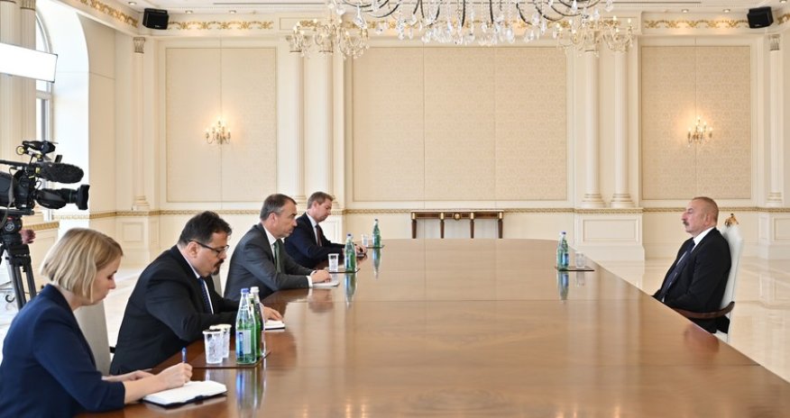 Prezident İlham Əliyev Avropa İttifaqının rəsmisini qəbul edib