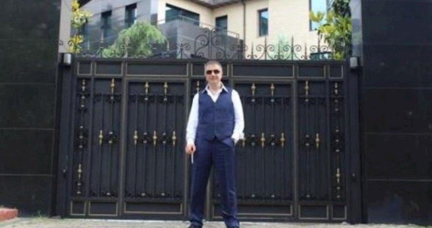 Sedat Pekerin evinə silahlı hücum olub