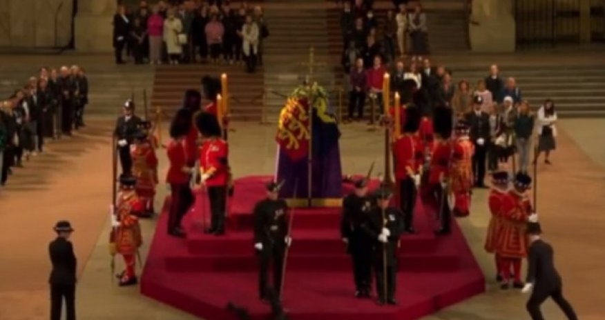 II Elizabetin tabutunu mühafizə edənin ürəyi getdi - VİDEO