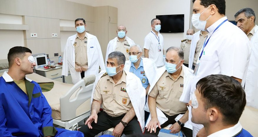 Müdafiə naziri hərbi hospitalda müalicə alan yaralılarla görüşüb