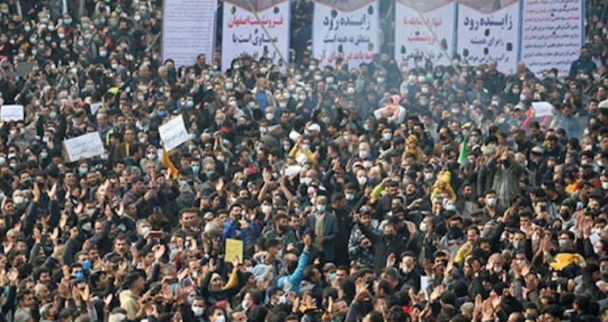 Hicaba görə saxlanılan qızın ölməsi kütləvi etirazlara səbəb oldu - Video
