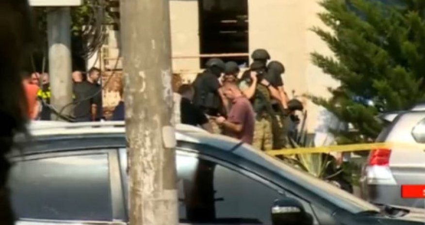 Gürcüstanda BANKA HÜCUM - Silahlı şəxs 2 milyon dollar tələb edir