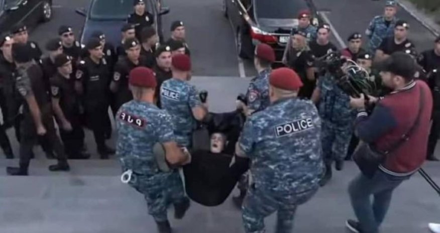 Ermənistanda polis ölən əsgərlərin yaxınlarına zor tətbiq etdi