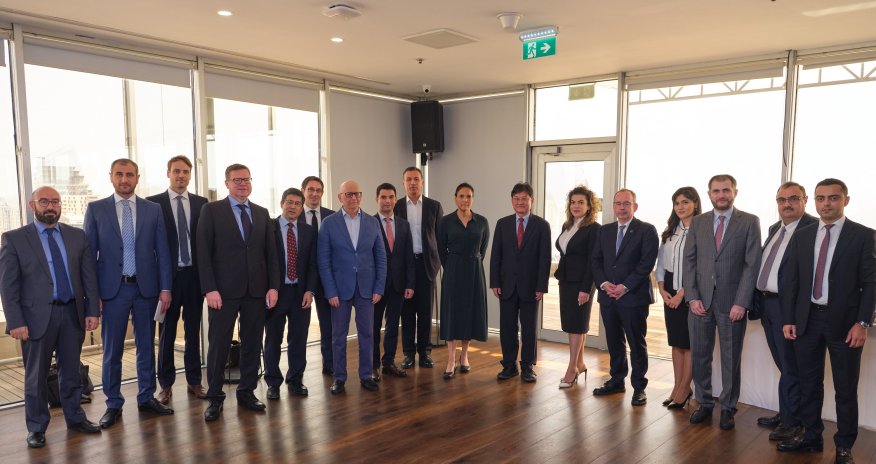 “Bank Respublika”nın Müşahidə Şurasının sədri Şakir Rəhimov Asiya İnkişaf Bankının vitse-prezidenti Şiksin Çen ilə görüşmüşdür