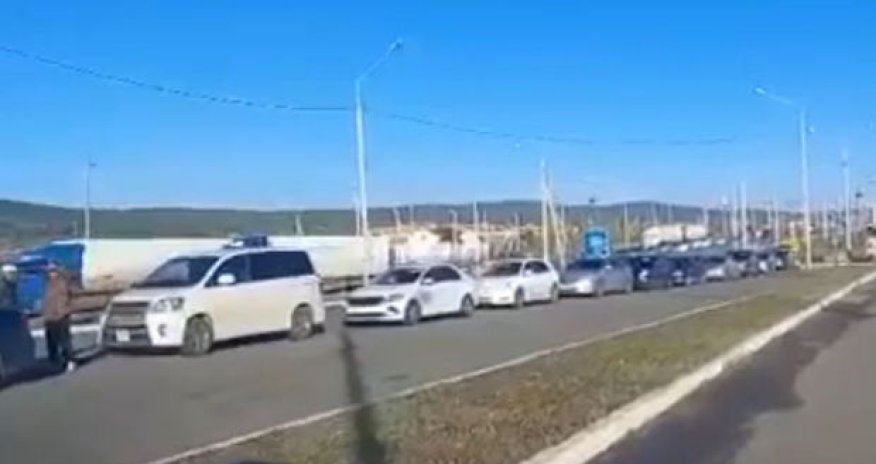 Rusiyalılar Monqolustana axın edirlər - Sərhəddə tıxac yaranıb - VİDEO