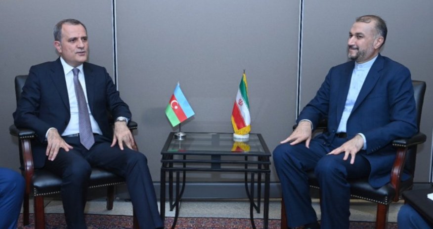 Ceyhun Bayramov iranlı həmkarı ilə görüşdü