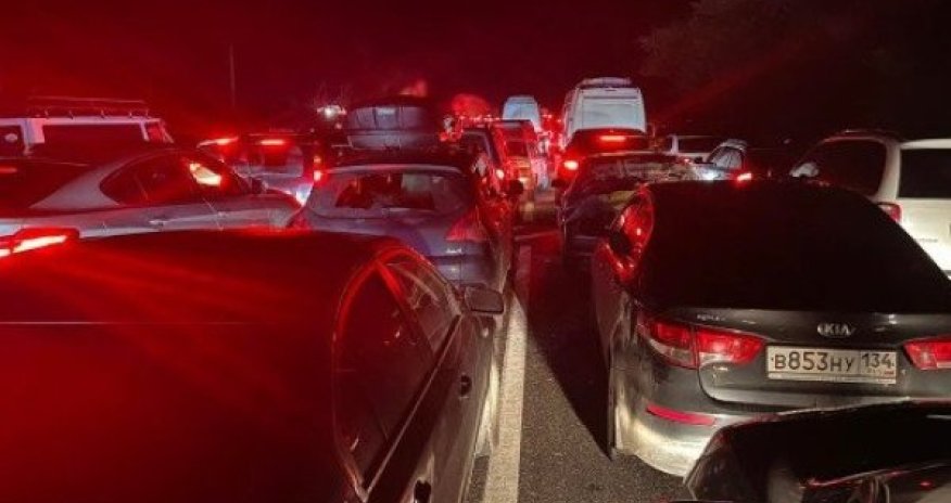 Sərhəddə 17 kilometrlik növbə yarandı