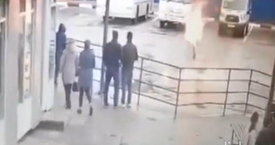 Rusiyada hərbi xidmətə getmək istəməyən gənc özünü yandırıb