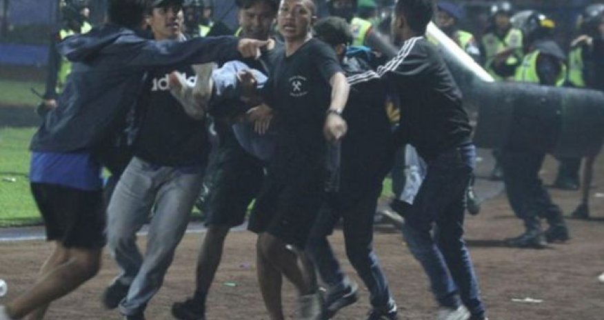 İndoneziyada futbolda baş verən iğtişaşlar nəticəsində 127 nəfər ölüb