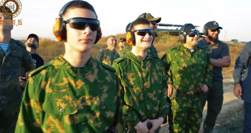 Kadırov yetkinlik yaşına çatmayan oğullarını müharibəyə göndərir - Video