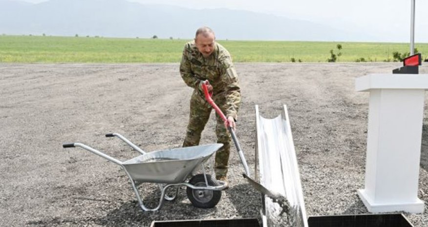 Prezidentlə xanımı Sarıcalı kəndinin təməlini qoydular