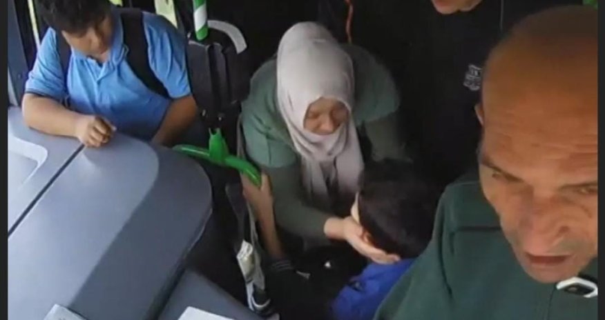 Sürücü məktəbliyə görə avtobusu boşaltdı- VİDEO