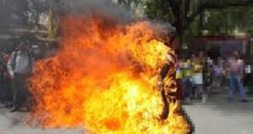 İki gənc küçədə qadını maraq üçün yandırıb