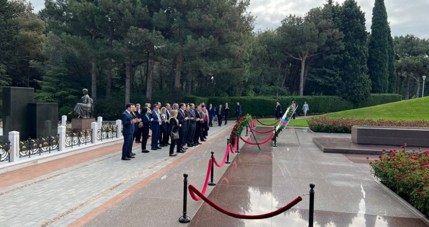 Participants of Baku International Conference visit Alleys of Honor and Martyrs