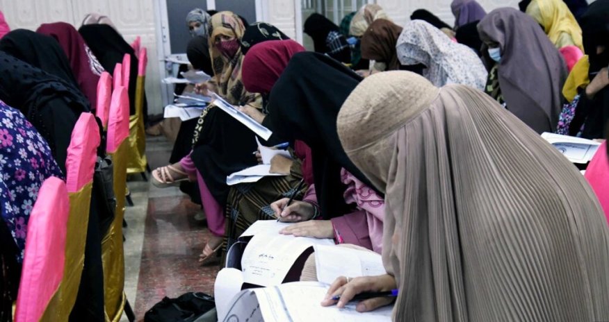 “Taliban”ın qadağalarını dəstəkləyən Əfqan qadınlar universitetdə aksiya keçirib