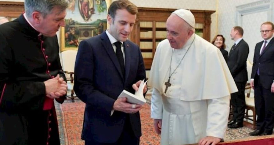 Makron Papaya oğurlanmış kitab bağışlayıb?