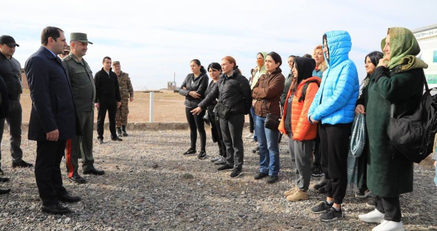 Ermənistanda qadınlar atıcılıq kurslarına cəlb olunub