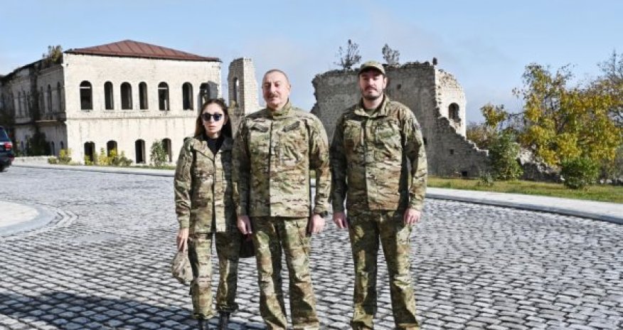 İlham Əliyev xanımı və oğlu ilə birlikdə Şuşada